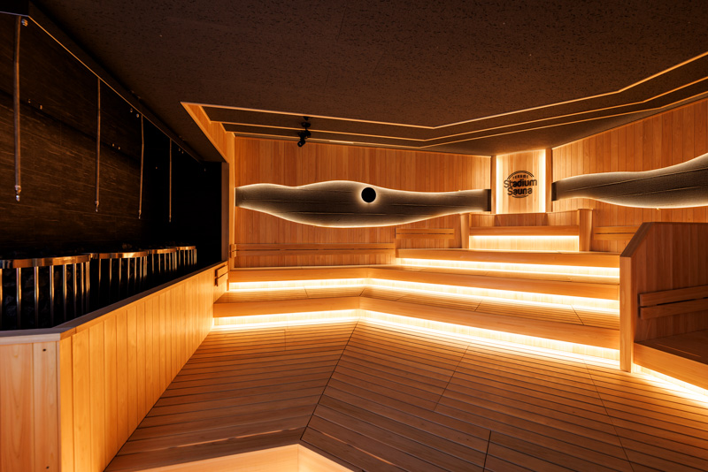「5段ベンチのスタジアムサウナ“王様席”」