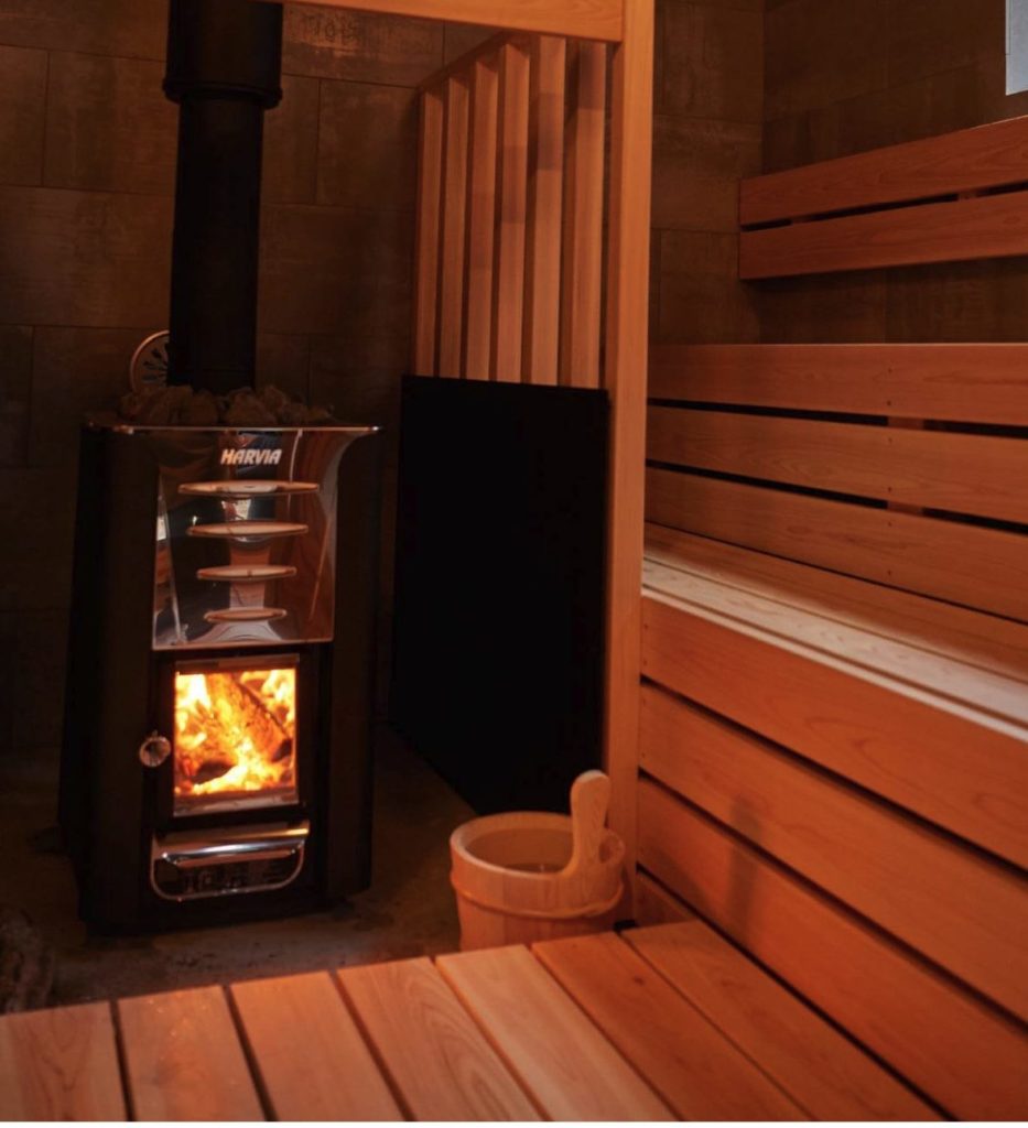 薪焚きフィンランド式サウナ室内部の温かい木壁