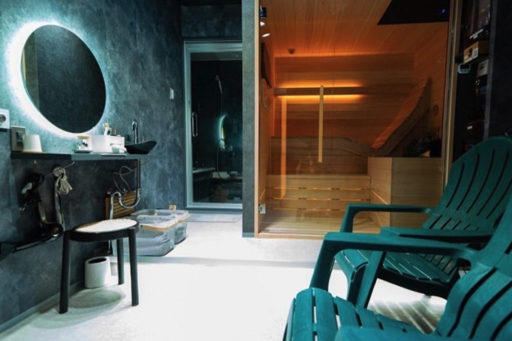 プライベートサウナ部 ととのう」個室サウナ内観とチェアの休憩スペース