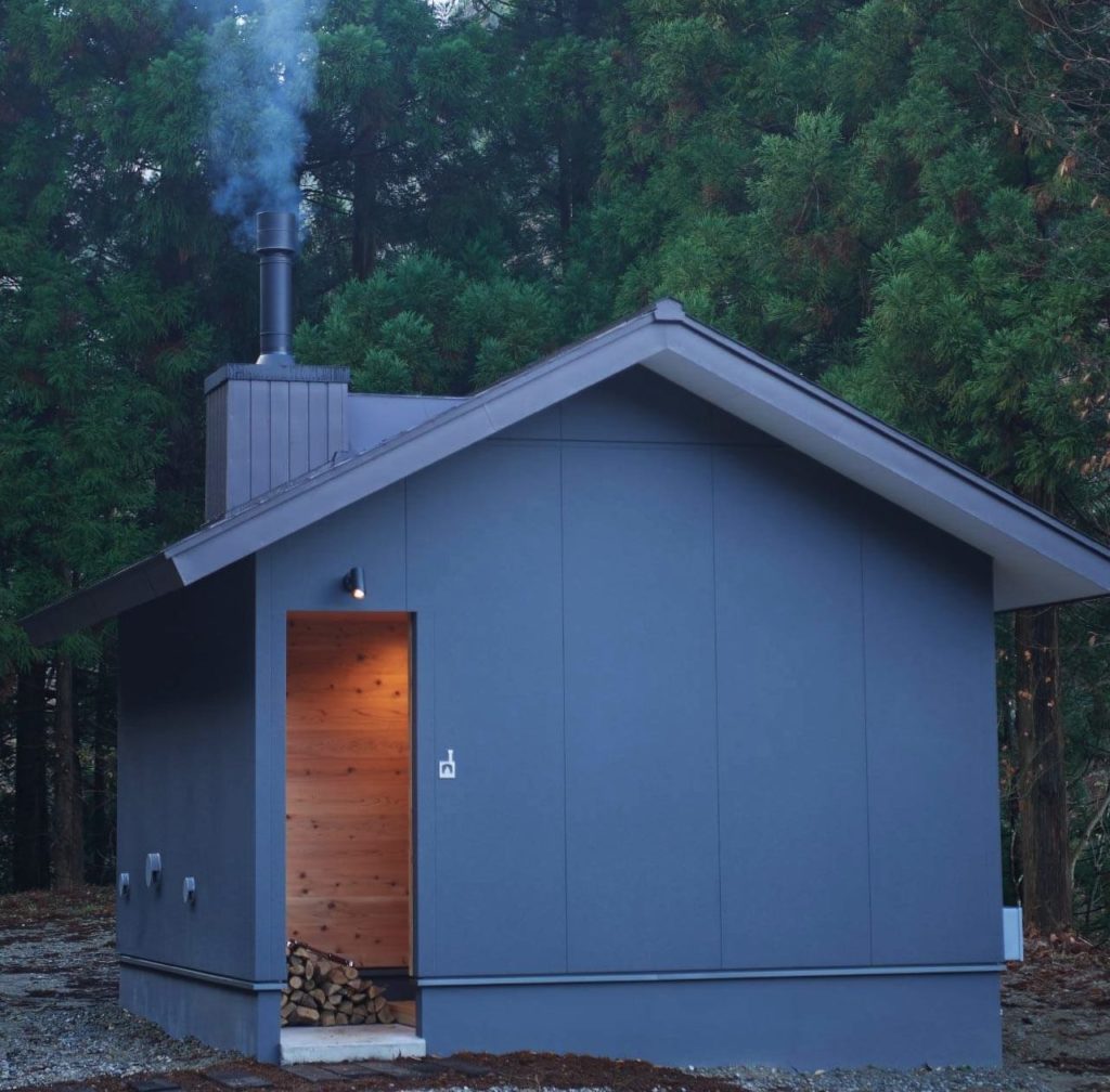 利賀村の森を望むレヴォのコテージ外観