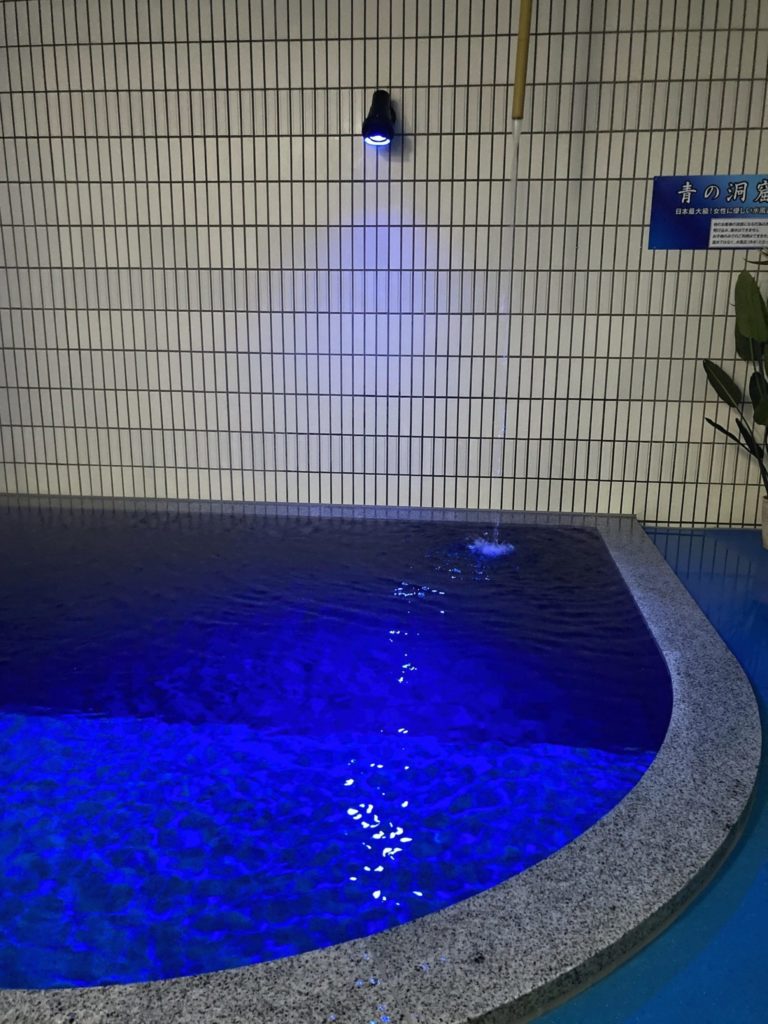 女性専用「青の洞窟」水風呂の幻想的な青いライティング