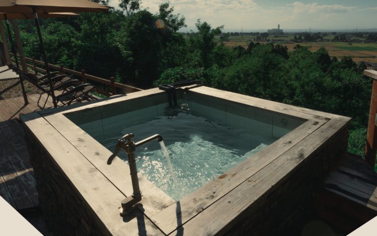 雪解け水を使った清らかな水風呂と自然の風景