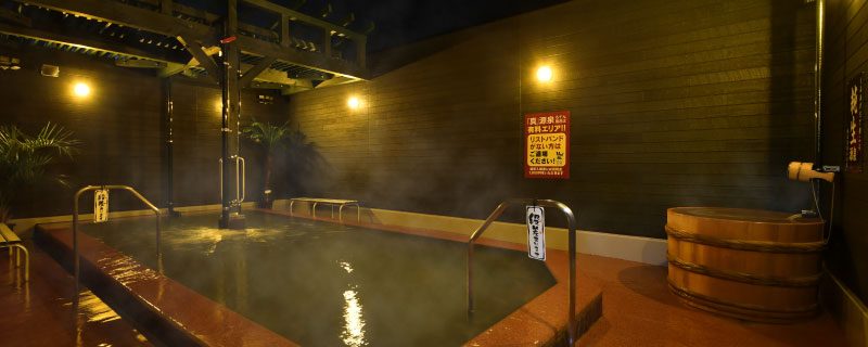 天然温泉海王 真源泉露天風呂の夕景