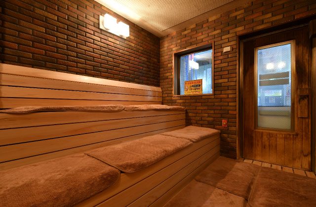 ikiサウナ室内 温度計とロウリュサービスの風景