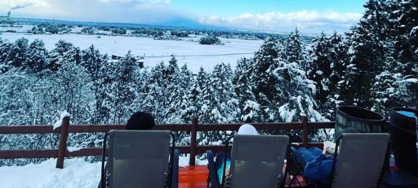 富山平野を一望できる外気浴用インフィニティチェア