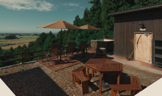 サウナ利用後に広がる田園風景と青空の眺め