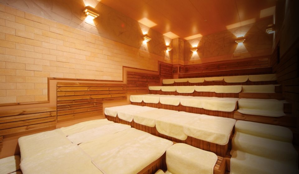 高温ドライサウナの室内と温度計