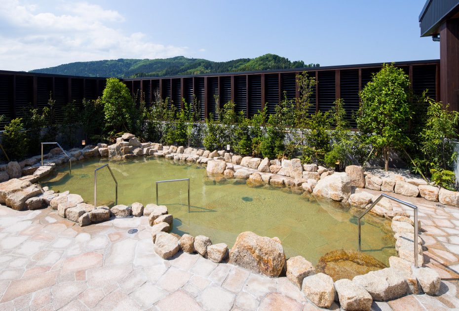 風の森 北陸小矢部の露天風呂から見える新緑の景色