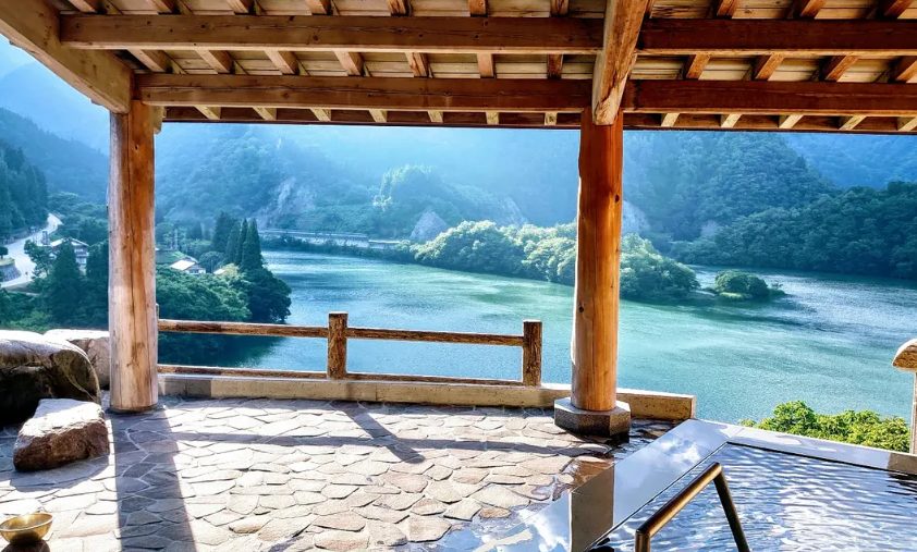 庄川峡の山並みを望む露天風呂の絶景