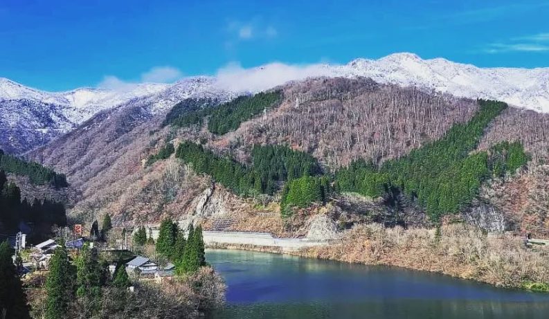 湯上がりに楽しむ休憩スペースと自然景観