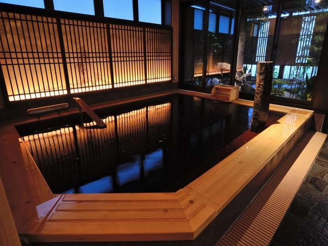 豊富な浴槽、そして打たせ湯まで天然温泉。