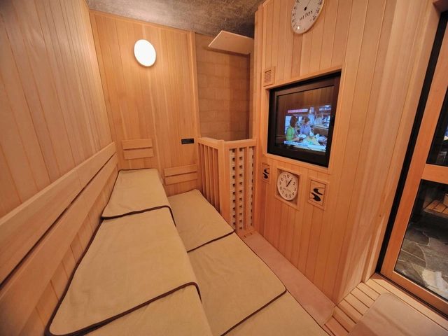 ドライサウナ内部 暖かな木の雰囲気