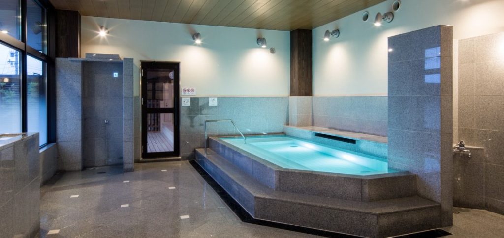 COLD PANIC シャワーでクールダウンする水しぶき