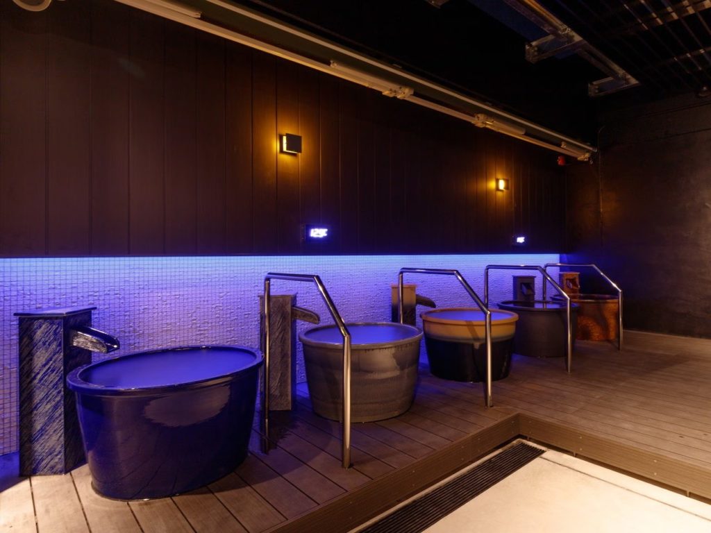 信楽焼の壺型水風呂でひんやり体感