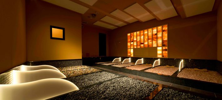 岩盤ロウリュウの岩盤浴スペース風景