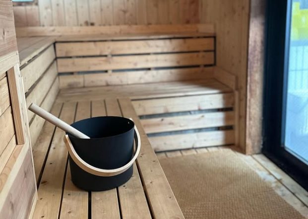 “高温ドライサウナ室 ベンチと温度表示 100〜120℃”