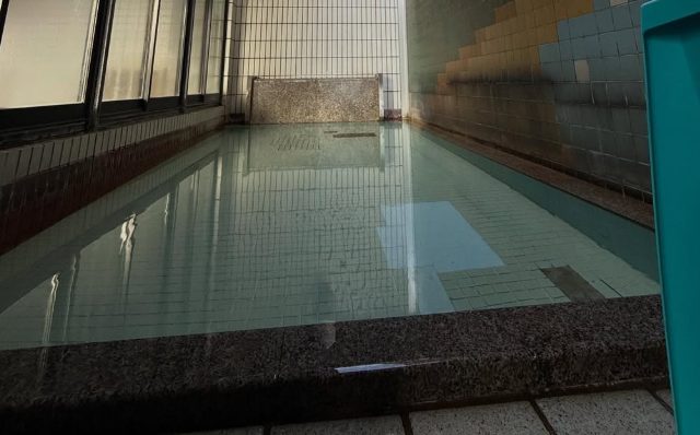 “水風呂 地下水使用で冷たさ感じる水面”