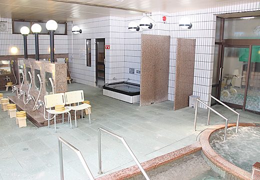 伏流水のやわらかい水風呂でキュッと締まる