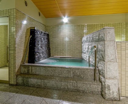 備長炭冷水風呂で冷たさを感じ