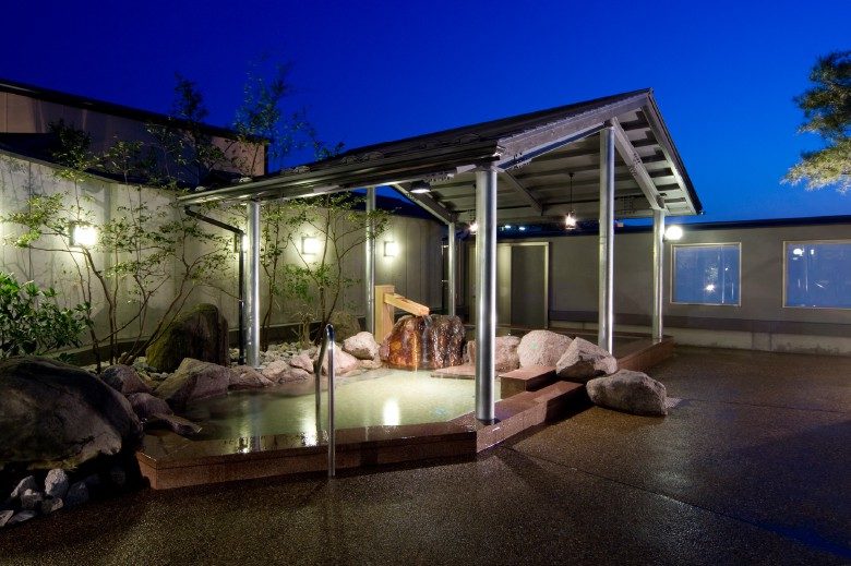 露天風呂で光る高濃度炭酸泉