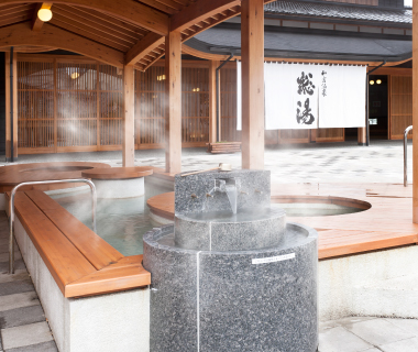 総湯入口の看板と温泉街風景