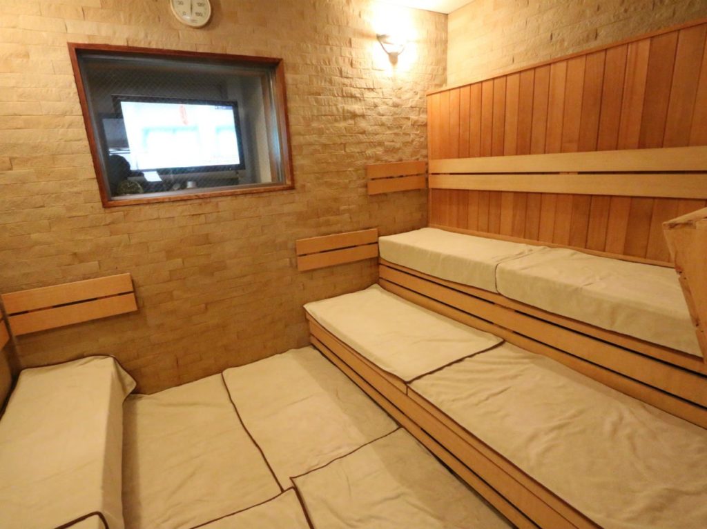 女性用サウナ室のベンチとサウナストーブ
