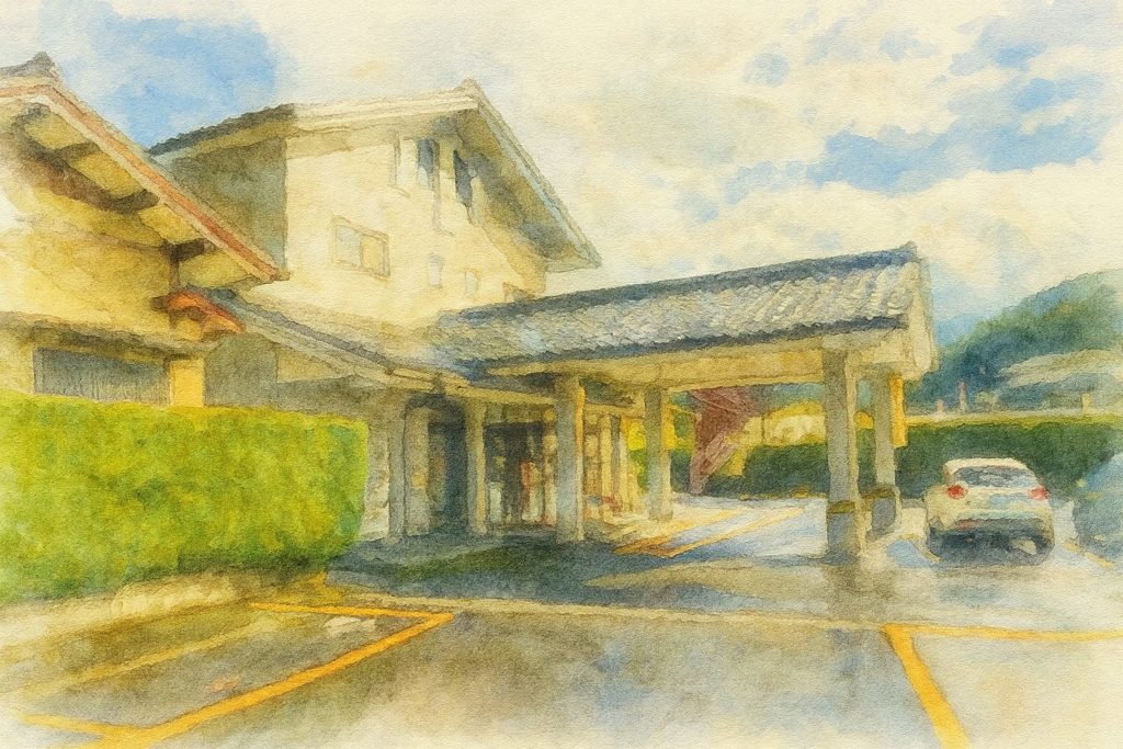 山あいの自然に囲まれた湯楽の外観