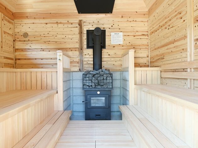 檜の香りが広がる大浴場「やまごやサウナ」内部