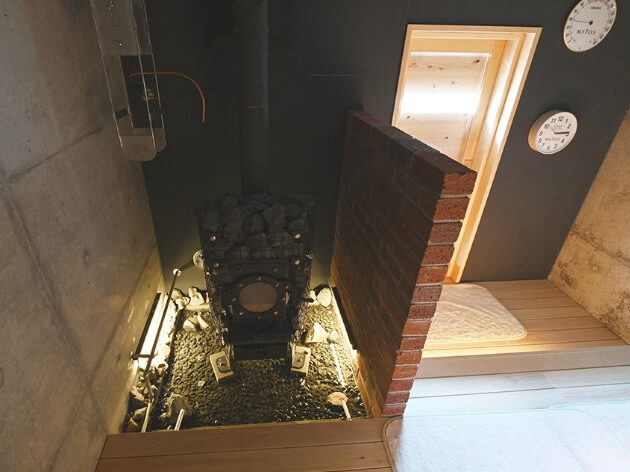 洞窟風「あなぐらサウナ」の薄暗く落ち着いた空間