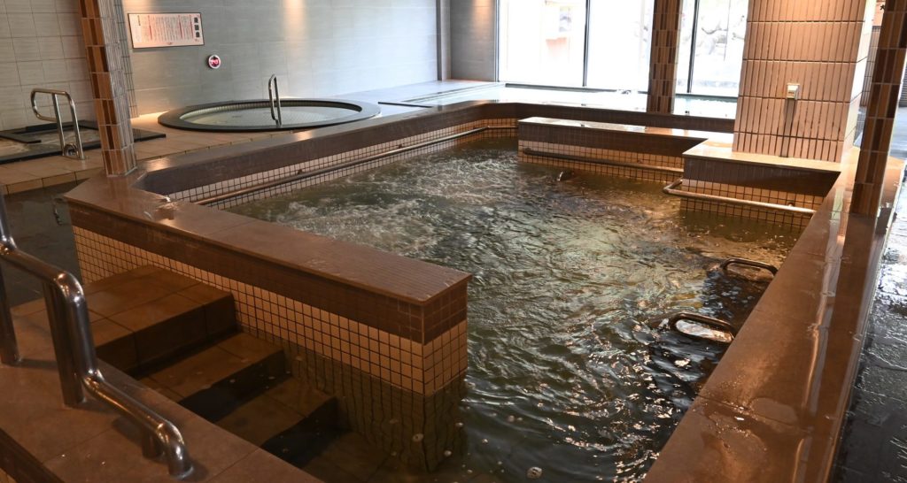 ほっとらんどNANAOの内湯と回遊風呂