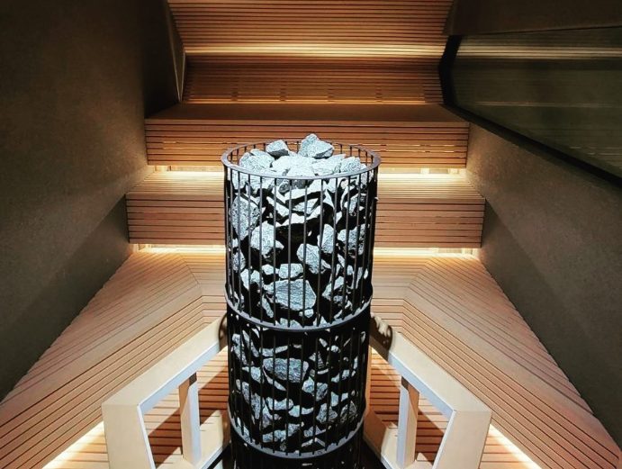 高温サウナIRORI内部：囲炉裏型ストーブが中心