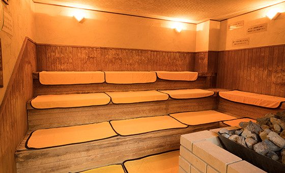 黄土サウナの室内とサウナストーン