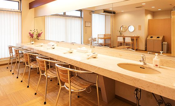 清潔感のある女性脱衣所とパウダーエリア