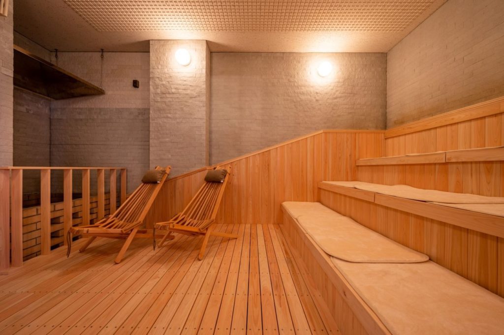 ドライサウナの広々とした座席と木の香り漂う空間