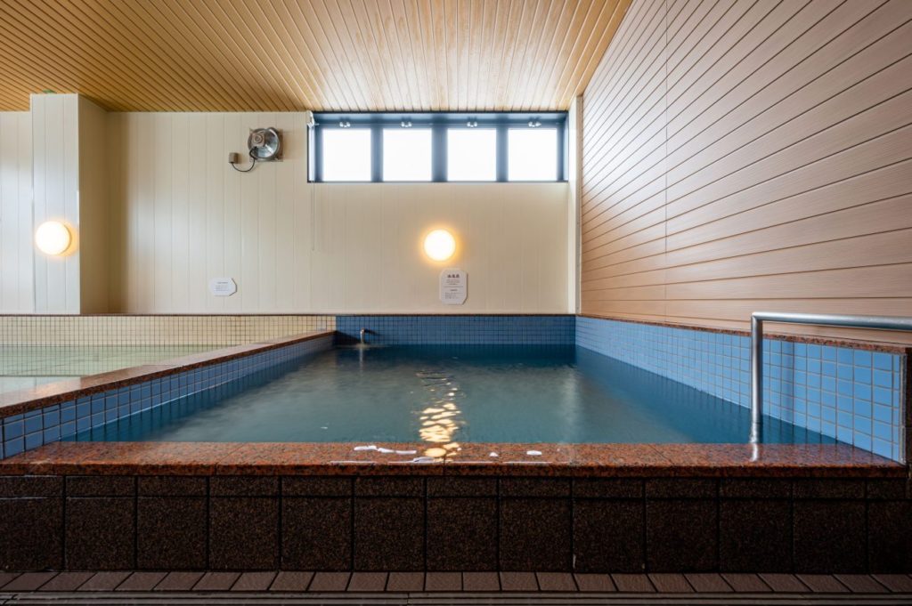 地下水かけ流しの深い水風呂（冷たさが心地よい）