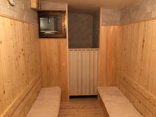 サウナ室のベンチと温度計（高原鉱泉）