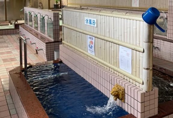 15℃前後の水風呂と動線の近さ（高原鉱泉）