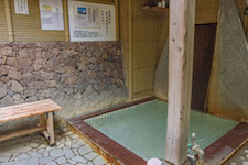 北の湯の薬湯とバイブラ浴槽（高原鉱泉）南の湯の露天エリアと休憩チェア（高原鉱泉）