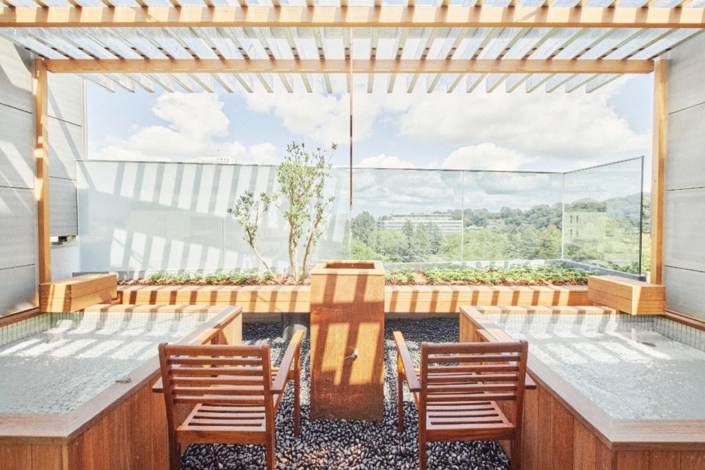 香林居の屋上貸切サウナと檜の水風呂（昼景）