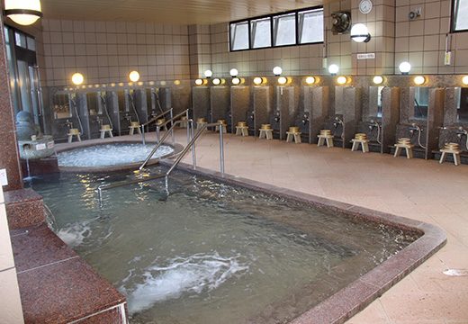 湯楽の源泉かけ流し露天風呂でつるすべ肌