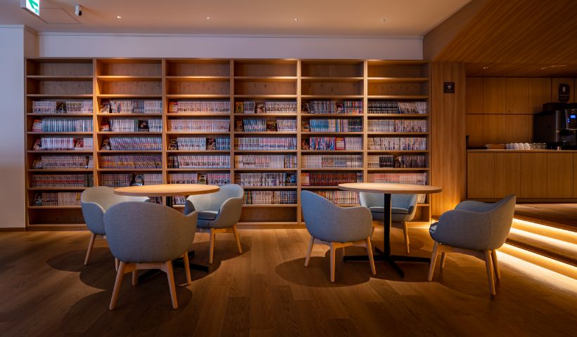 ヒュッゲラウンジのリクライニングチェアと雑誌コーナー