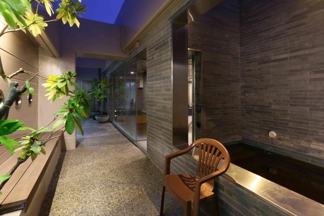 露天 外気浴用の椅子と夜空