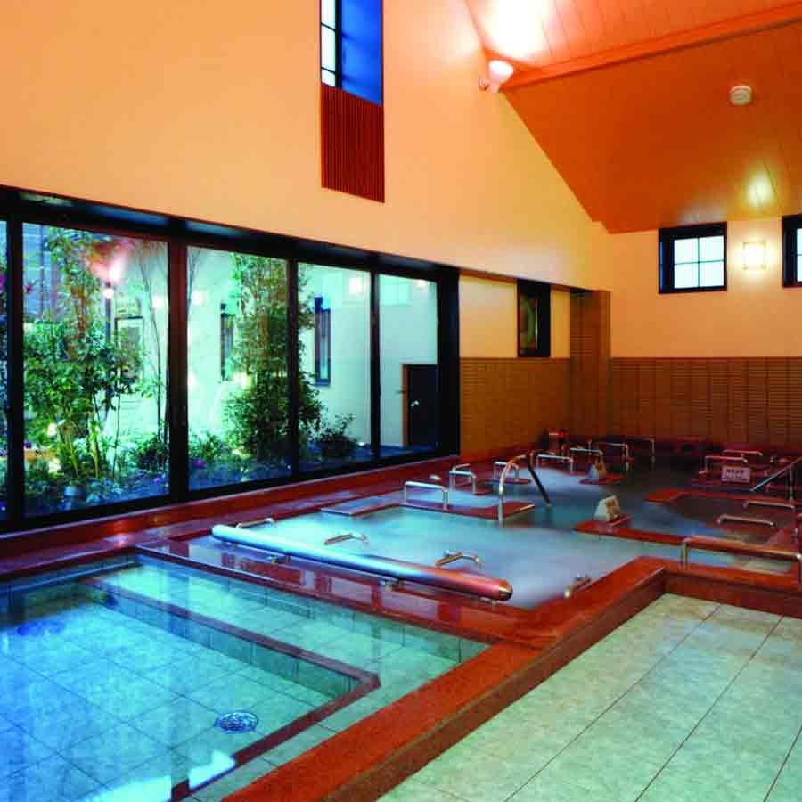 清潔な内湯と照明が映える浴室風景