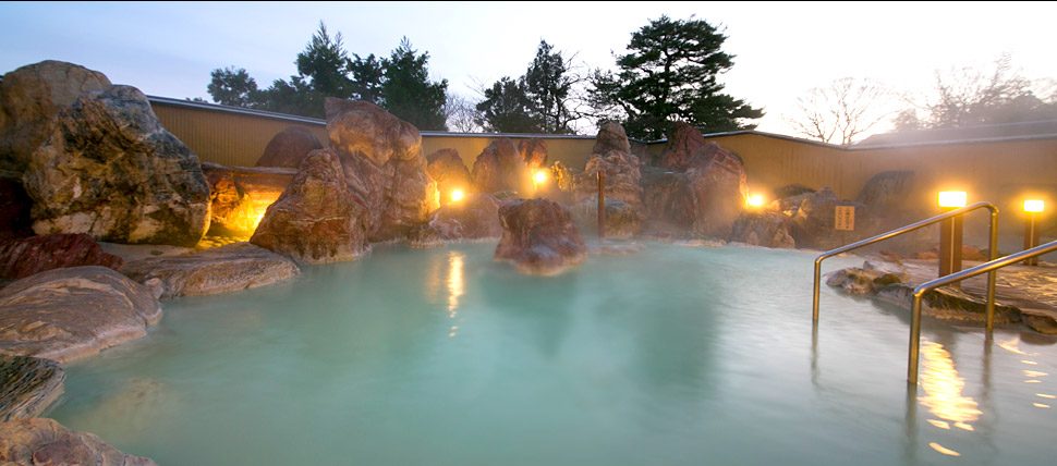 庭園大露天風呂と自然風景